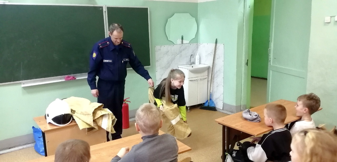 Занятие по правилам пожарной безопасности и правилам эвакуации из здания школы в случае пожара.