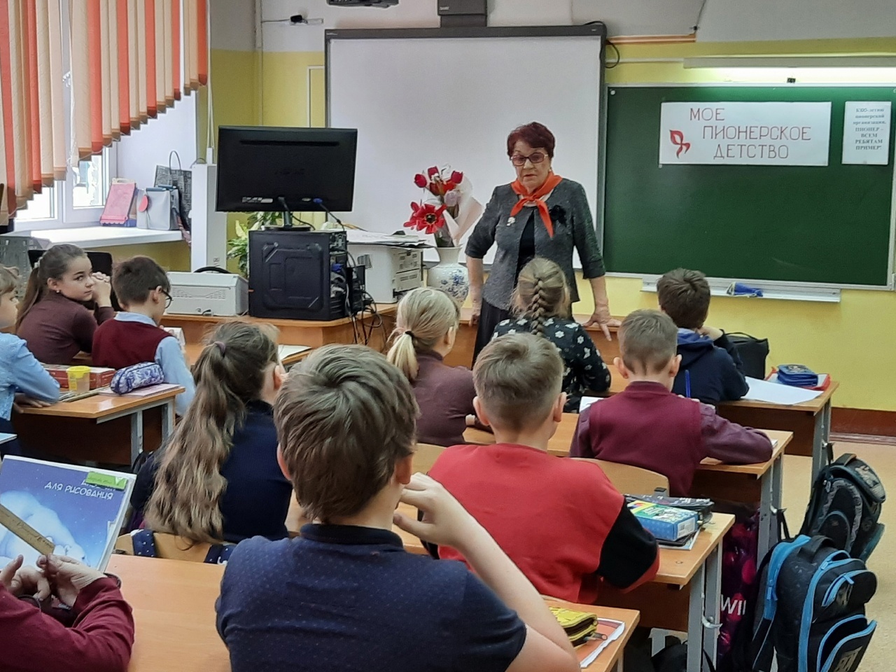 Ко Дню пионерии.
